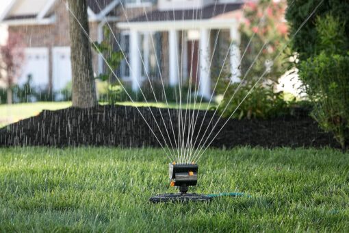 Melnor MiniMax Turbo Oscillator Sprinkler - 4000 Sq Ft Coverage + Quick Connect Kit - Black/Yellow - Image 2