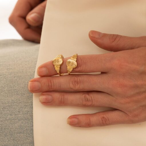 18K Gold Birth Flower Signet Ring - Personalized Floral Ring for Her - Dainty Anniversary Item - Free Engraving - Image 2