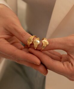 18K Gold Birth Flower Signet Ring - Personalized Floral Ring for Her - Dainty Anniversary Item - Free Engraving